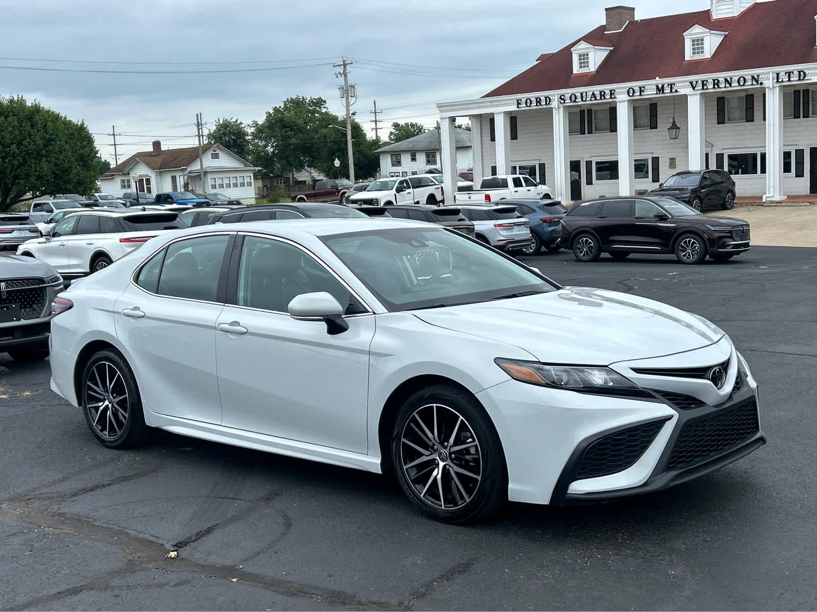 2023 Toyota Camry SE - Photo 3