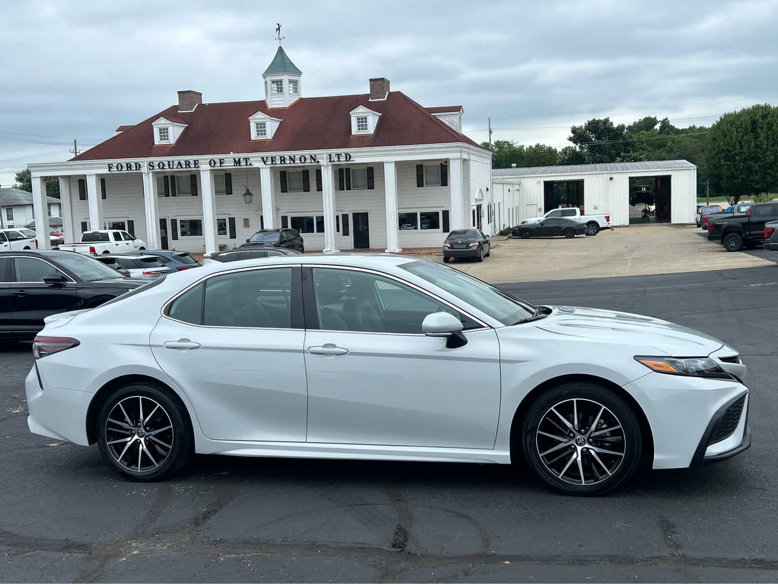 2023 Toyota Camry SE - Photo 4