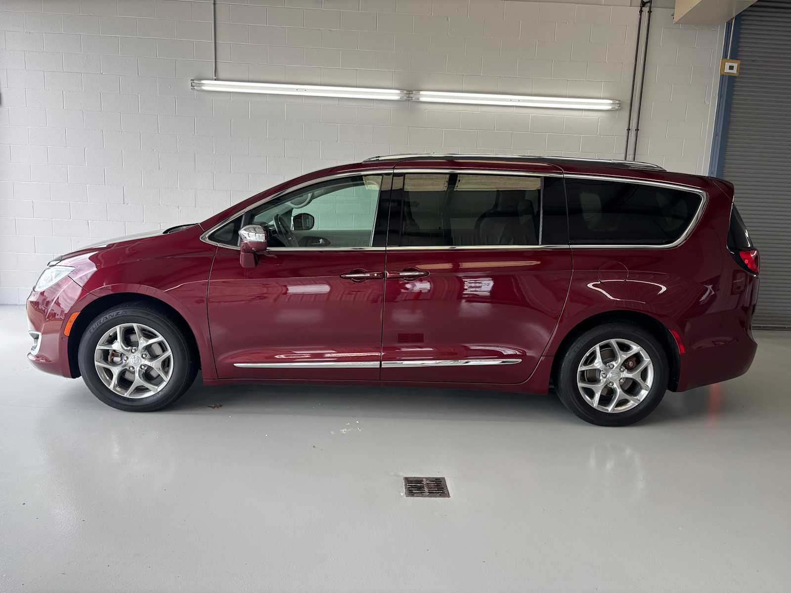 2018 Chrysler Pacifica Limited's photo