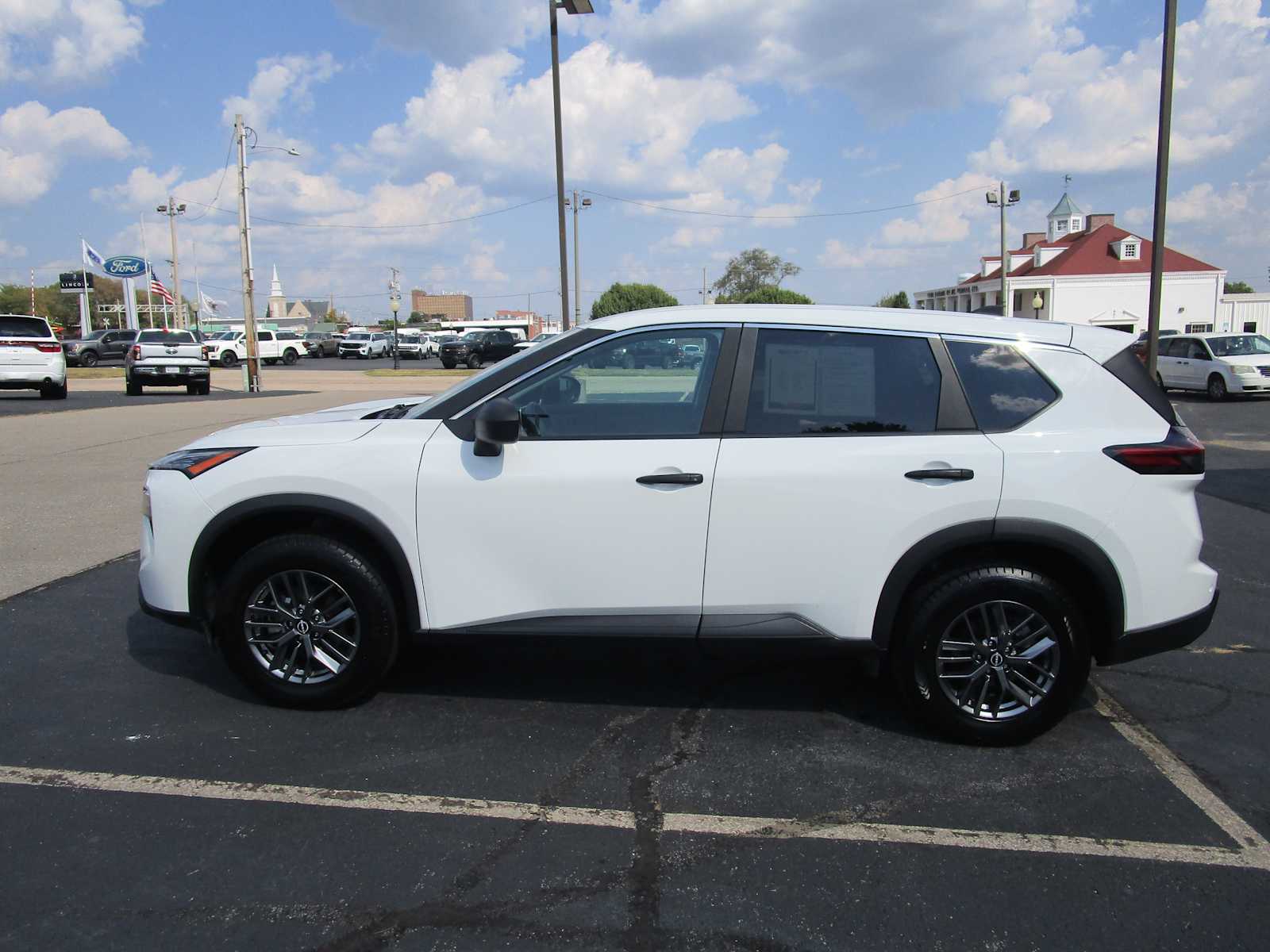 2024 Nissan Rogue S's photo