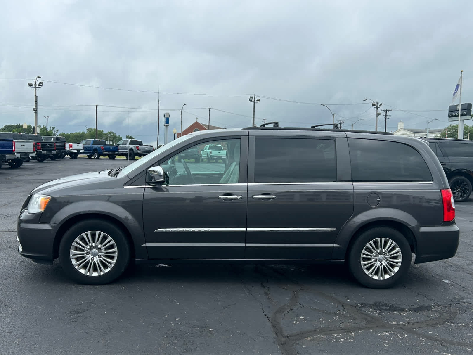 2016 Chrysler Town & Country Anniversary Edition's photo