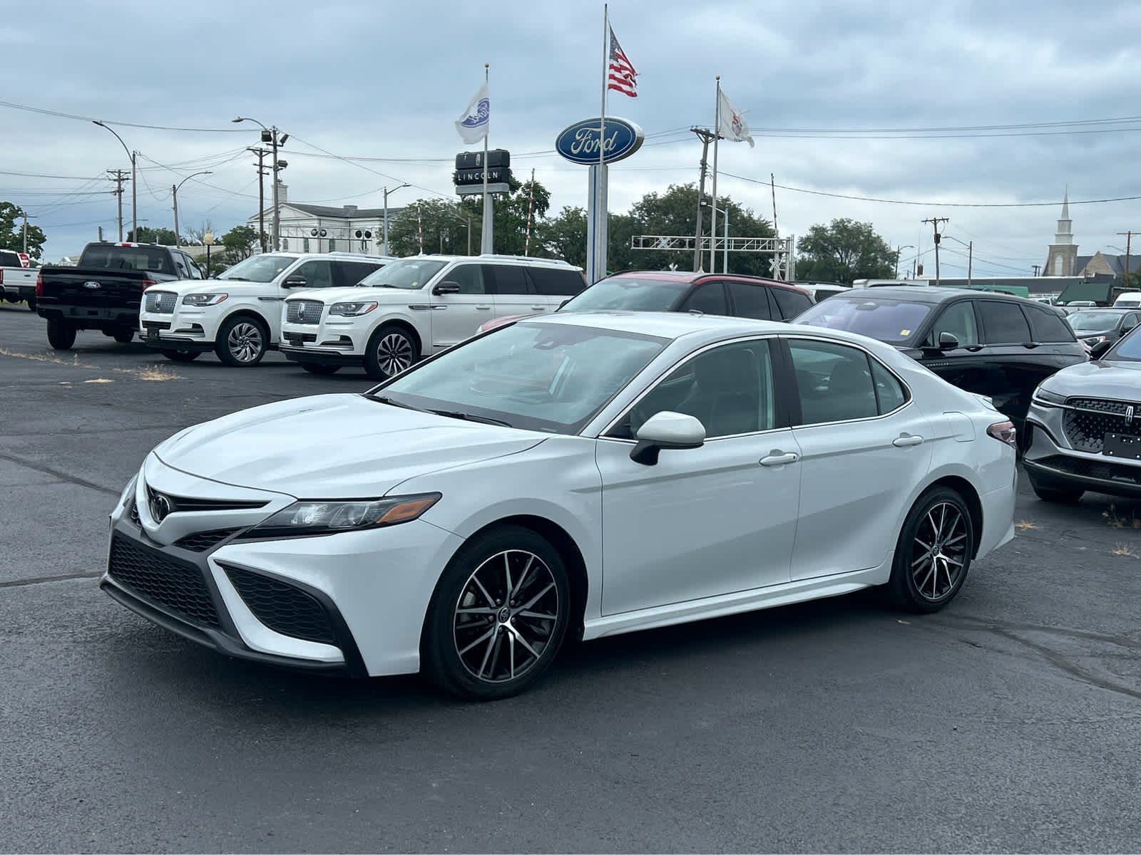 2023 Toyota Camry SE - Photo 2