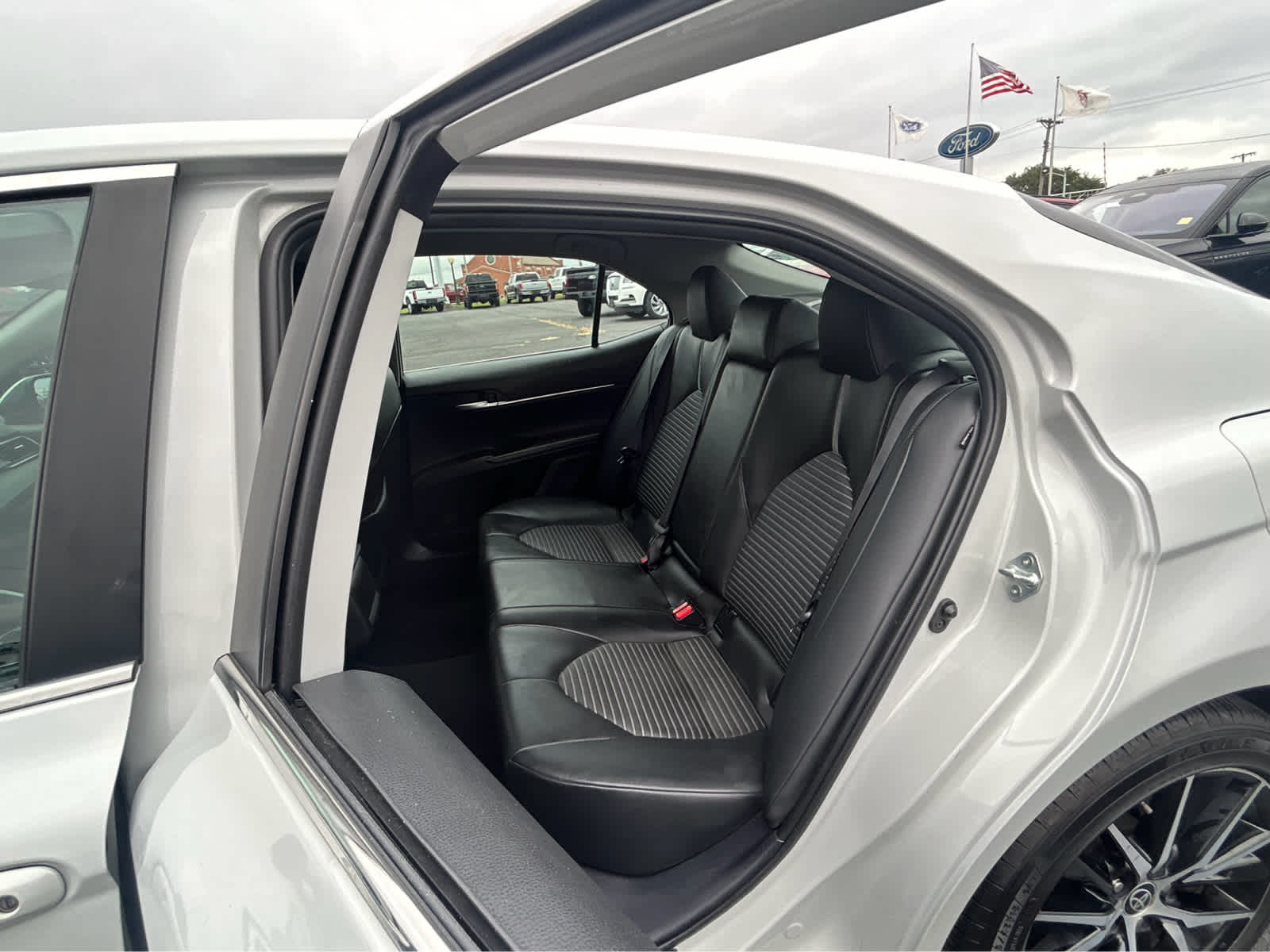 2023 Toyota Camry SE - Photo 8