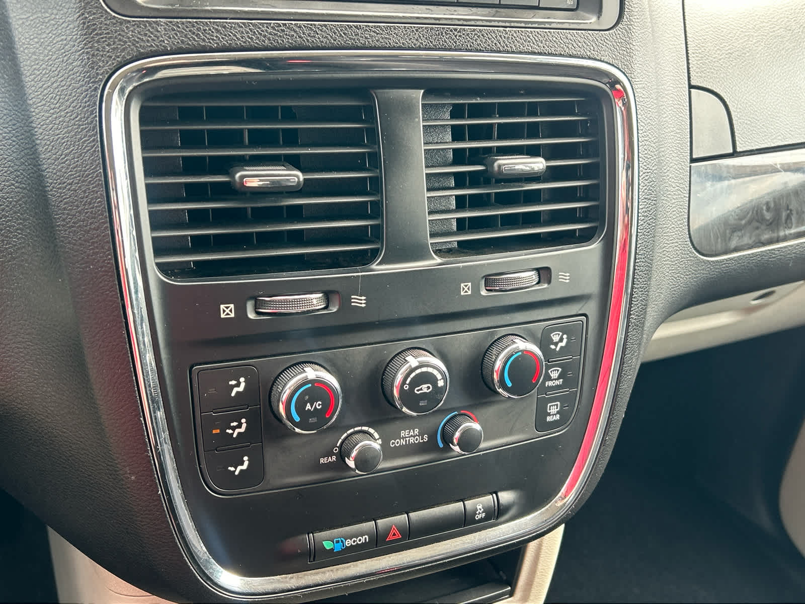 2014 Dodge Grand Caravan SE - Photo 23