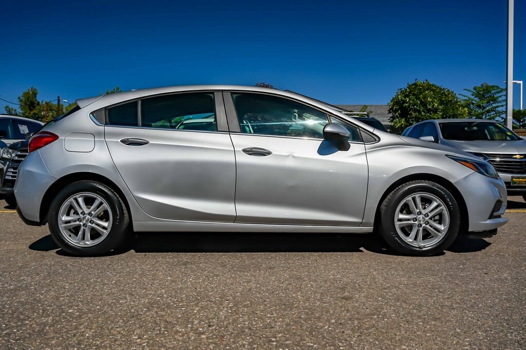 2017 Chevrolet Cruze LT photo 3