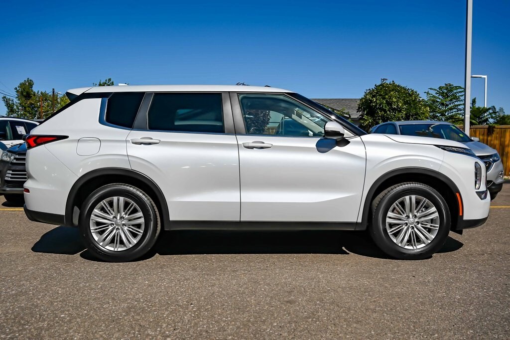 2024 Mitsubishi Outlander ES photo 3