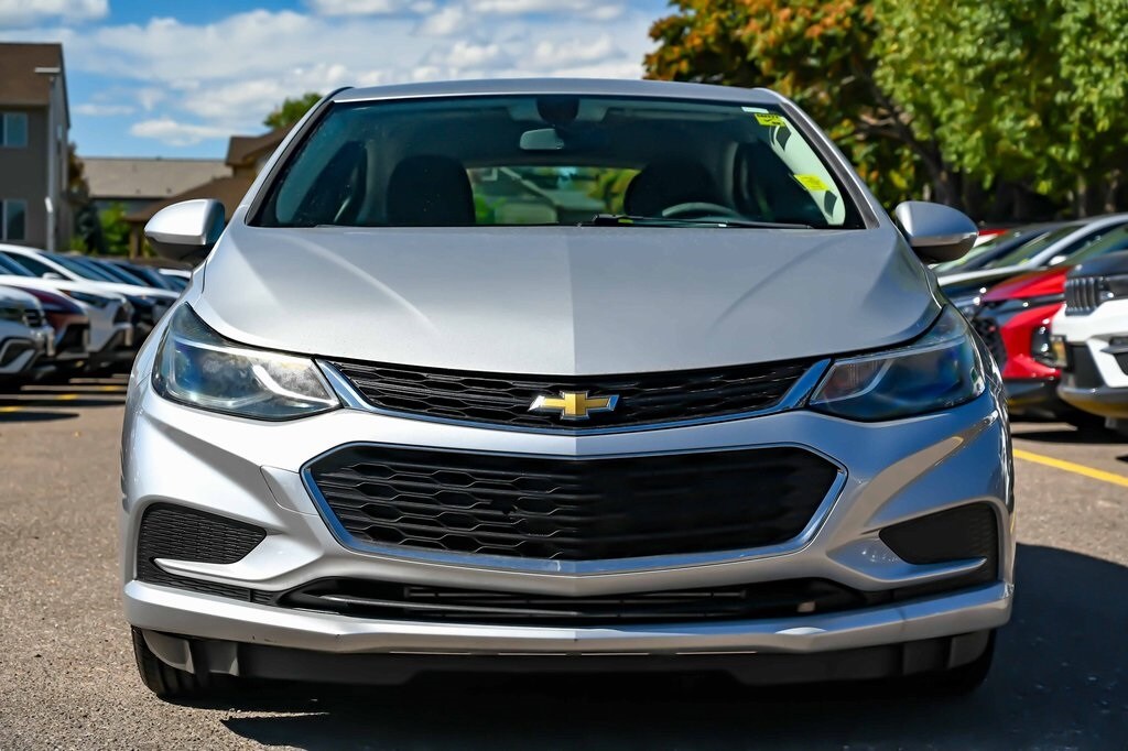 2017 Chevrolet Cruze LT photo 2