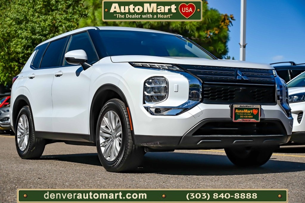 2024 Mitsubishi Outlander ES's photo