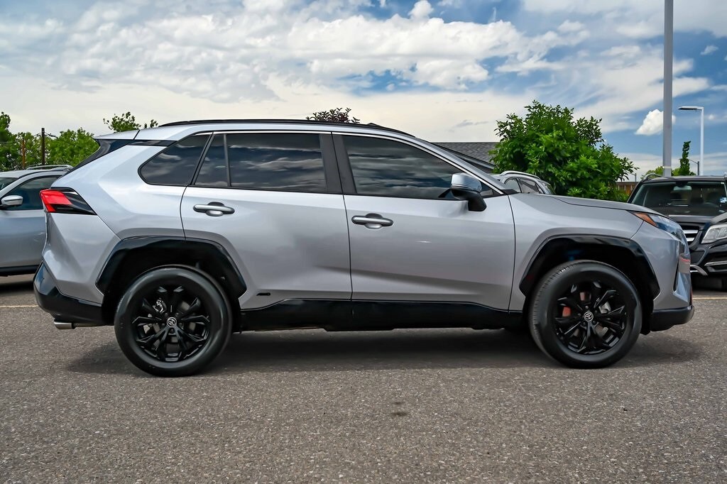 2022 Toyota RAV4 Hybrid SE photo 3