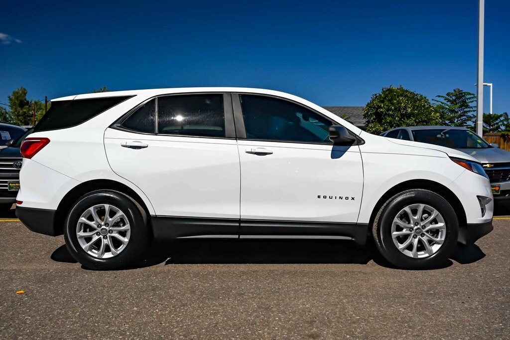 2020 Chevrolet Equinox LS photo 3