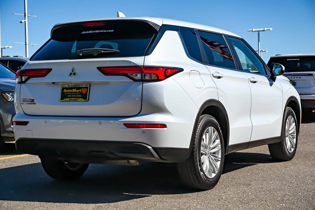 2024 Mitsubishi Outlander ES photo 4