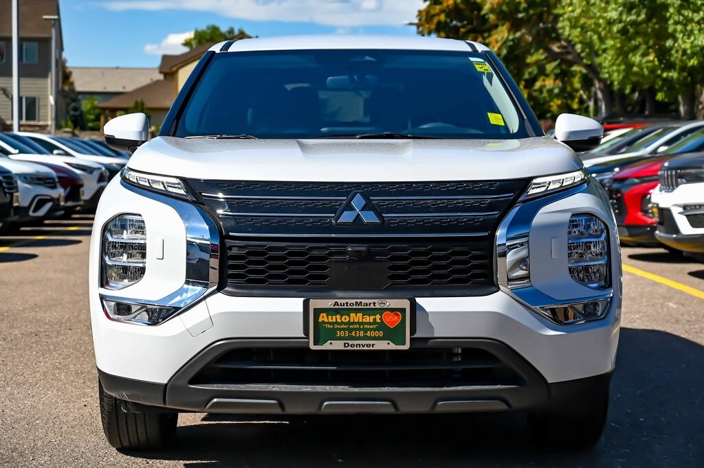 2024 Mitsubishi Outlander ES photo 2
