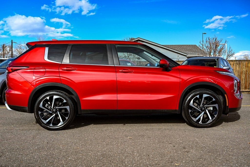 2024 Mitsubishi Outlander SE photo 3