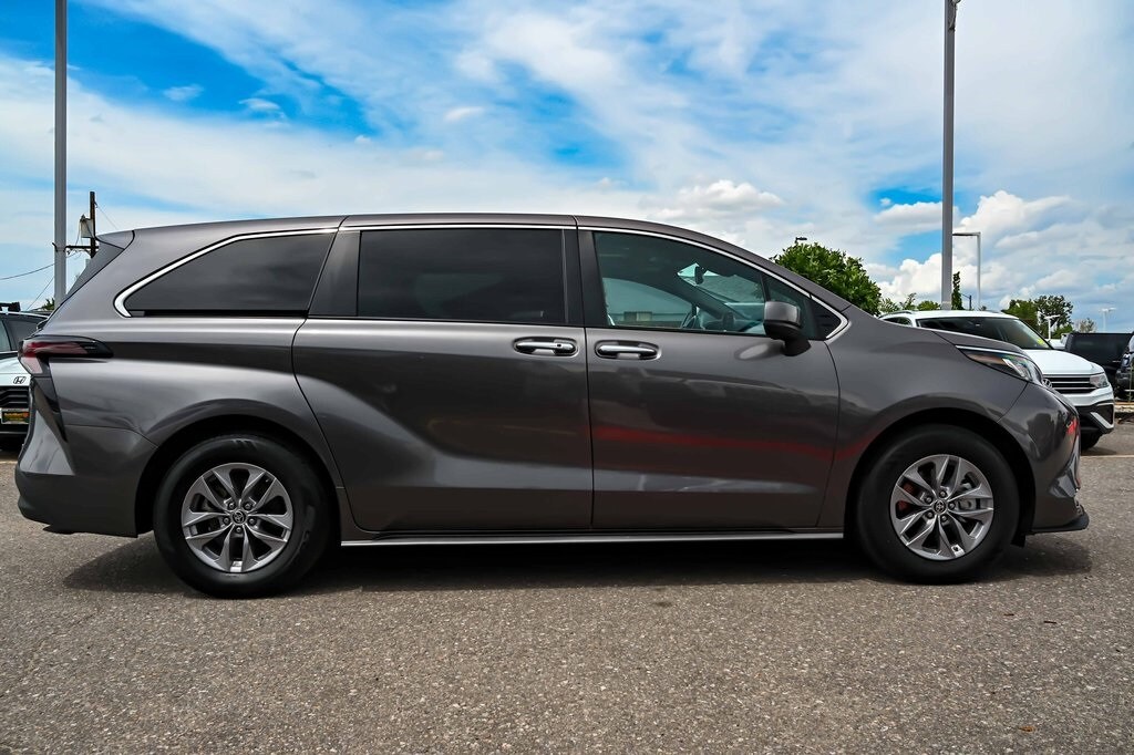 2023 Toyota Sienna XLE photo 3