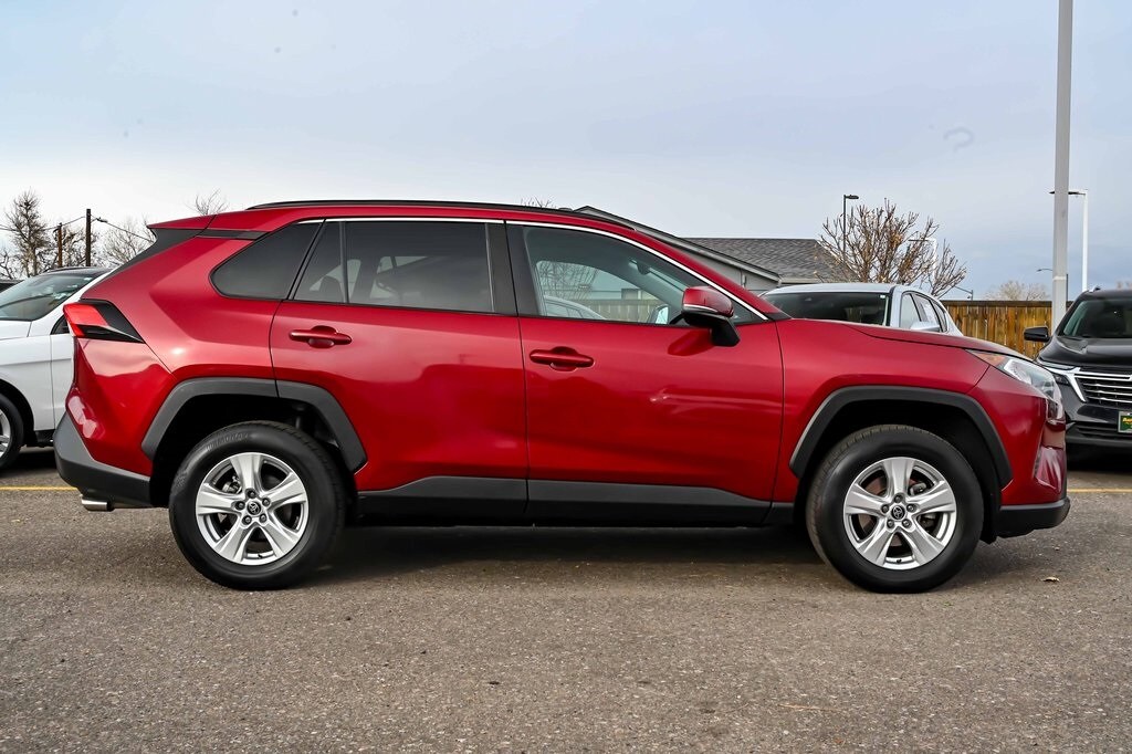 2021 Toyota RAV4 XLE photo 2