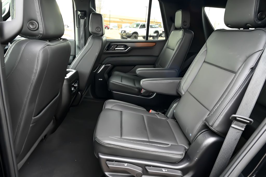 2025 GMC Yukon Denali - Photo 18