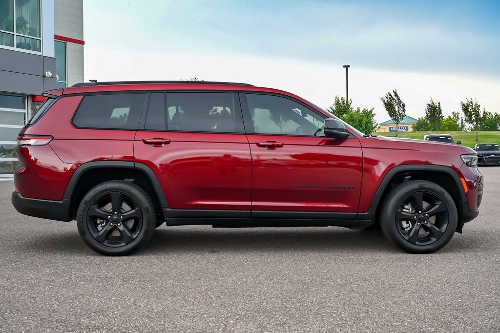 2022 Jeep Grand Cherokee Laredo Altitude photo 2