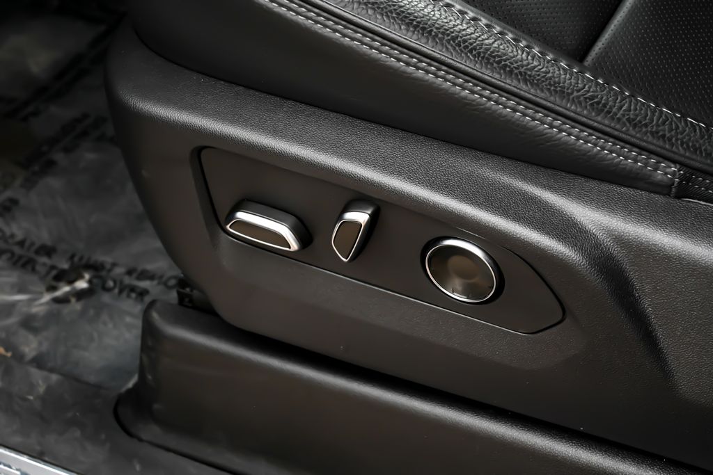 2025 GMC Yukon Denali - Photo 16