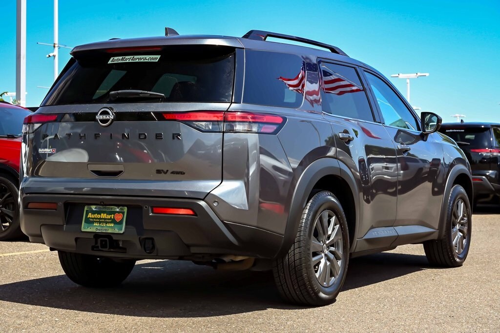 2022 Nissan Pathfinder SV photo 2