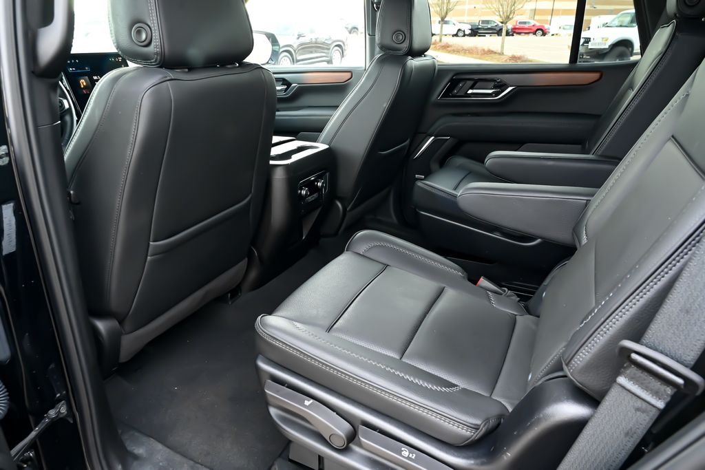 2025 GMC Yukon Denali - Photo 17