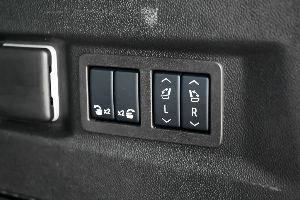 2025 GMC Yukon Denali - Photo 22