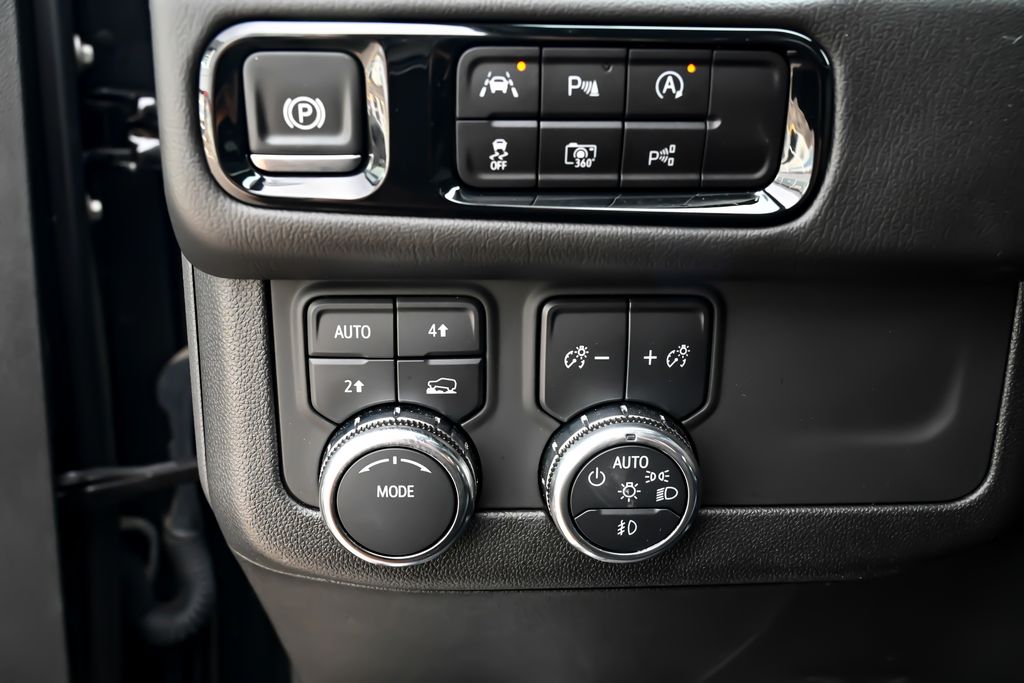 2025 GMC Yukon Denali - Photo 26