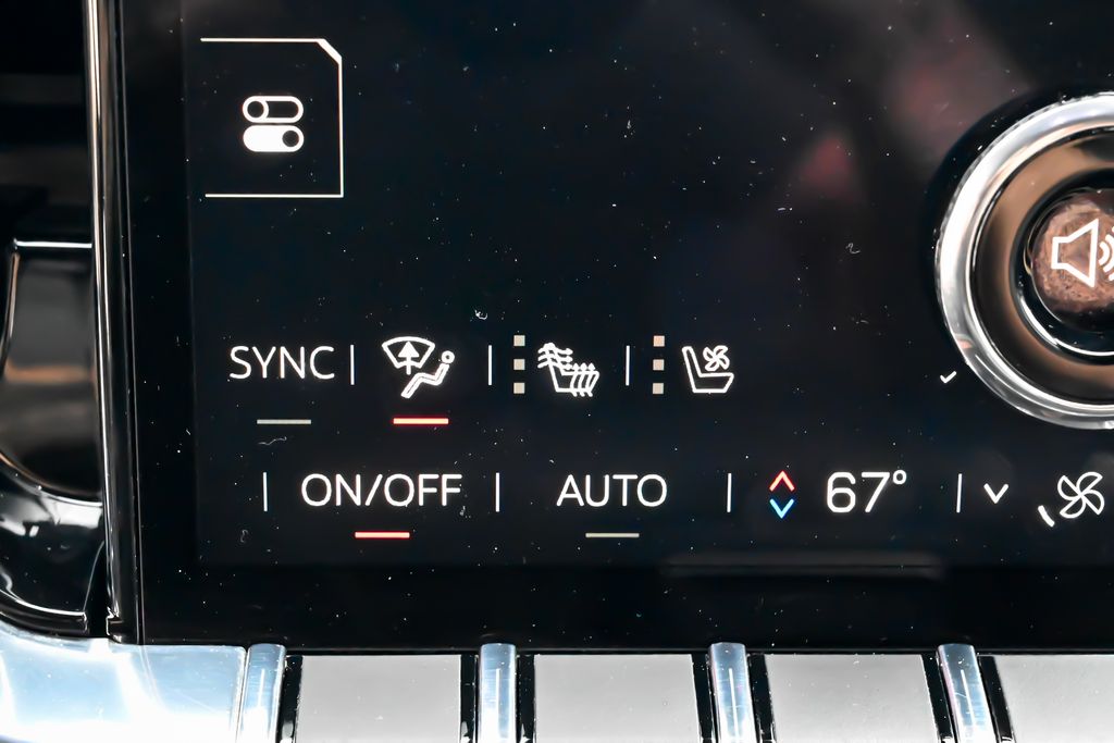 2025 GMC Yukon Denali - Photo 35