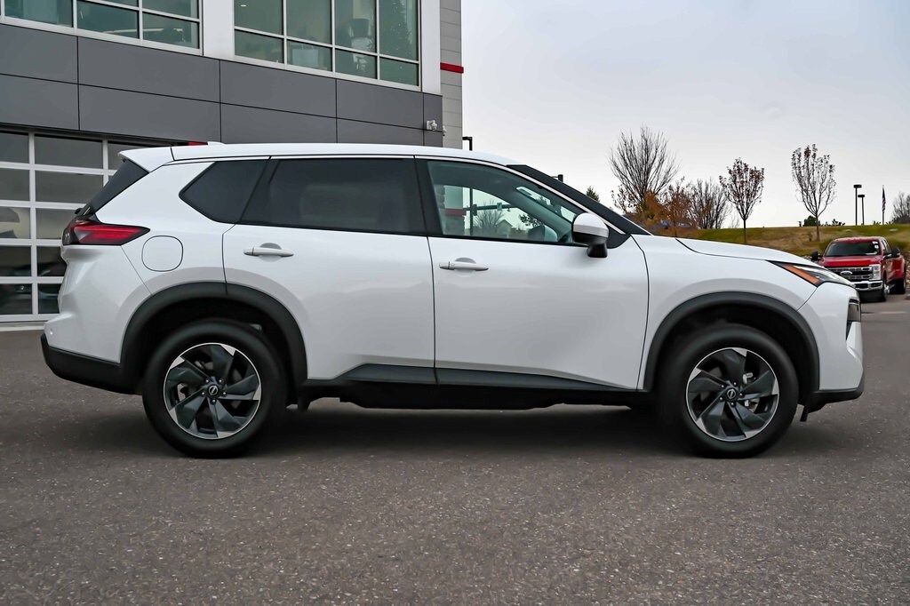 2024 Nissan Rogue SV photo 2