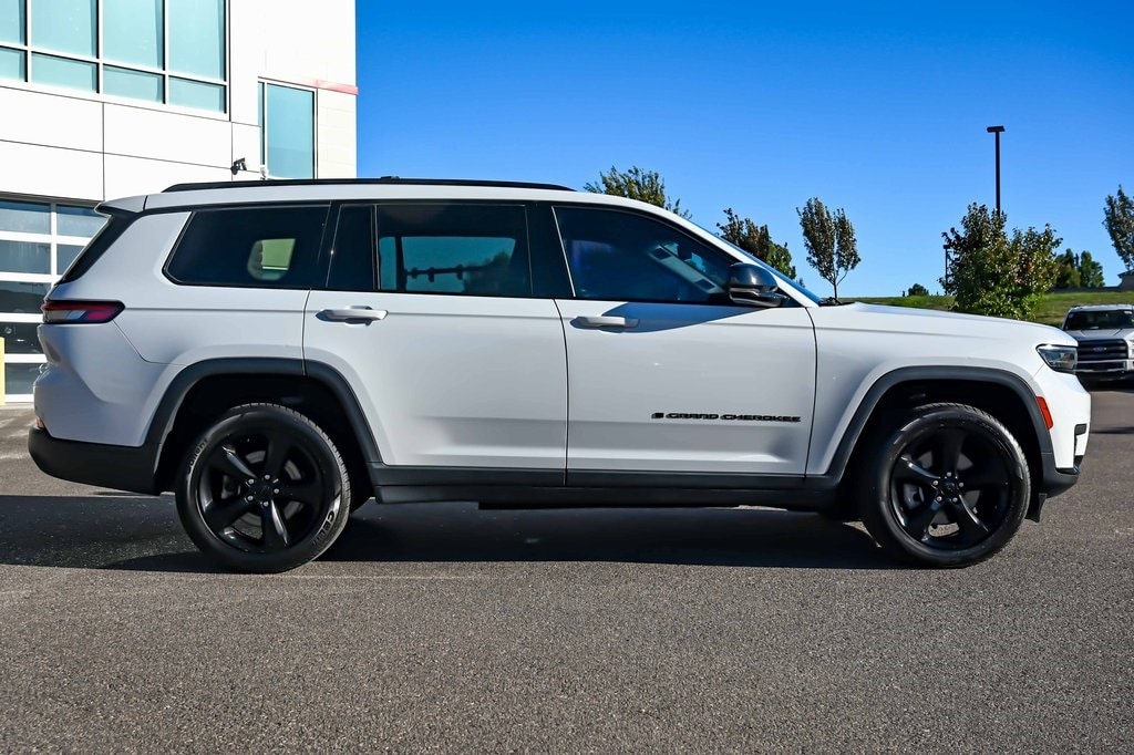 Used 2022 Jeep New Grand Cherokee Laredo SUV