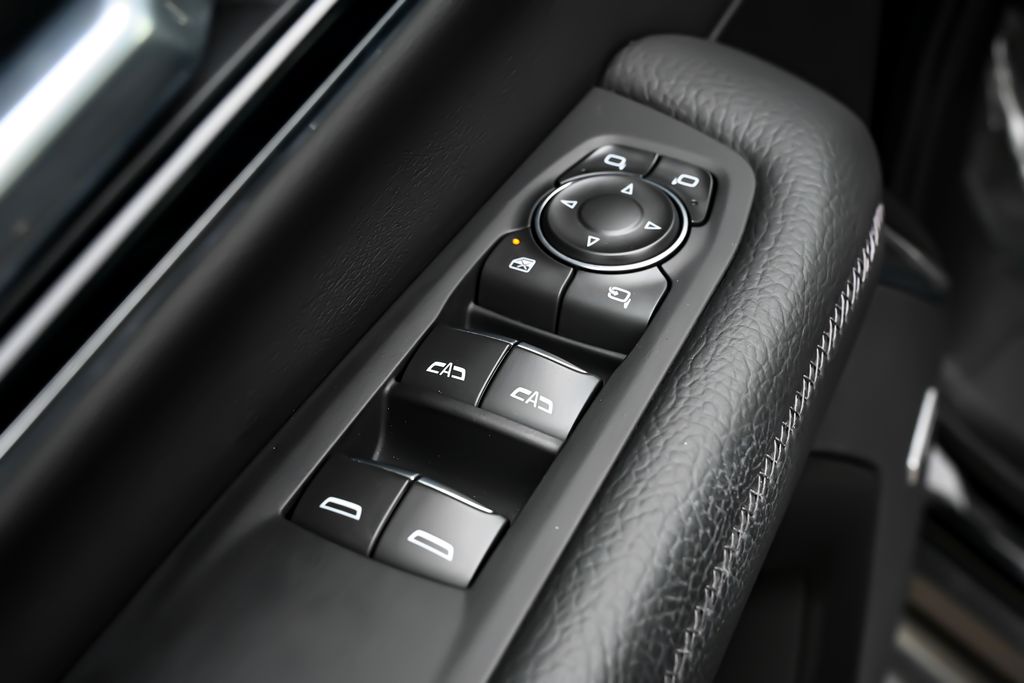 2025 GMC Yukon Denali - Photo 11