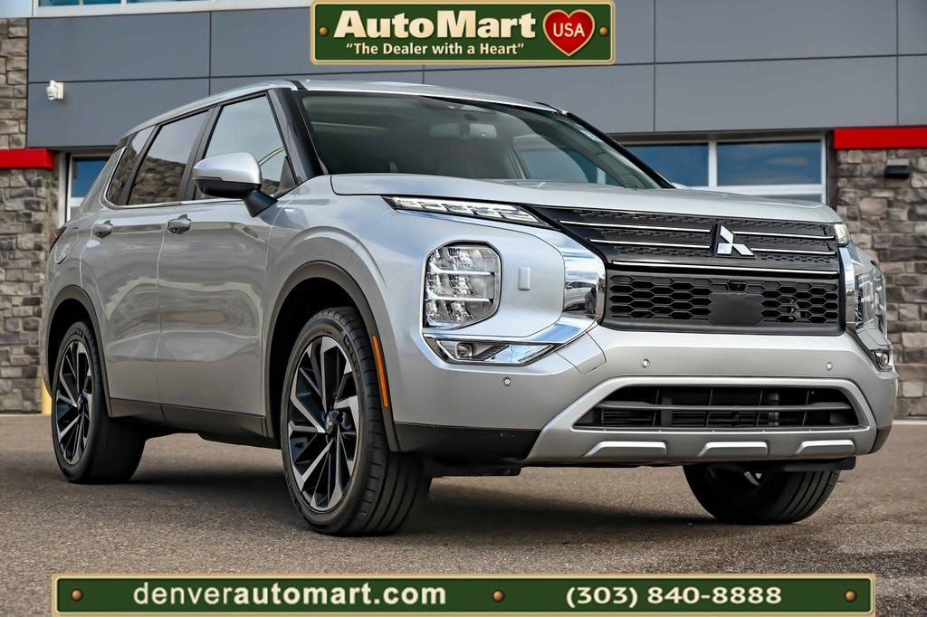 2024 Mitsubishi Outlander SE's photo