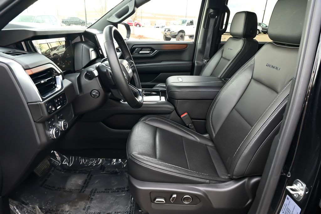 2025 GMC Yukon Denali - Photo 15