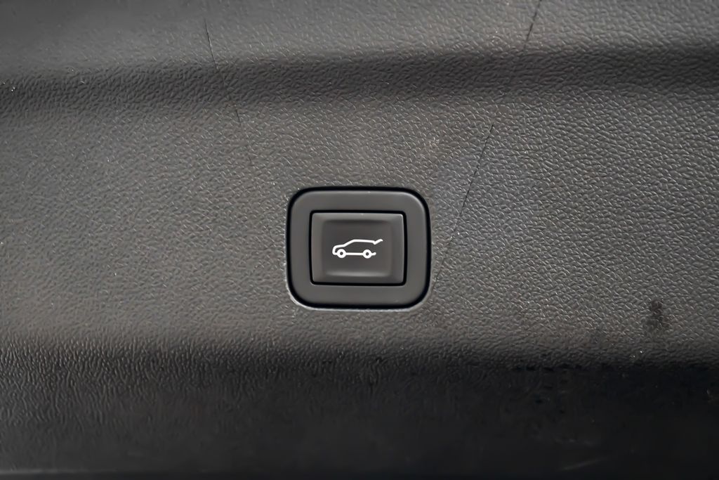 2025 GMC Yukon Denali - Photo 21