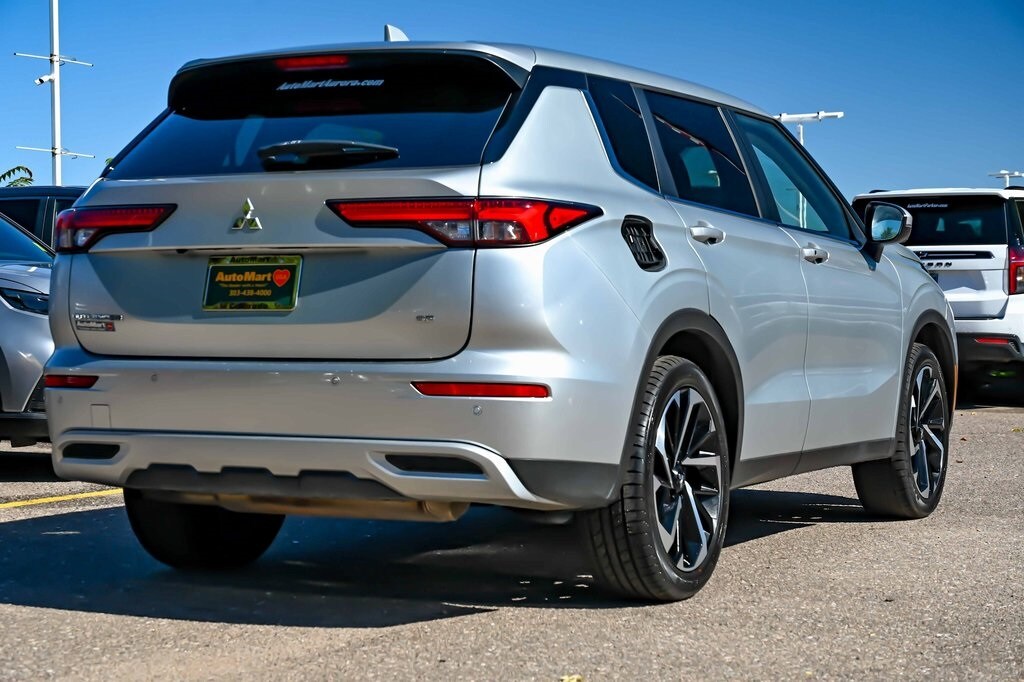 2024 Mitsubishi Outlander SE photo 2