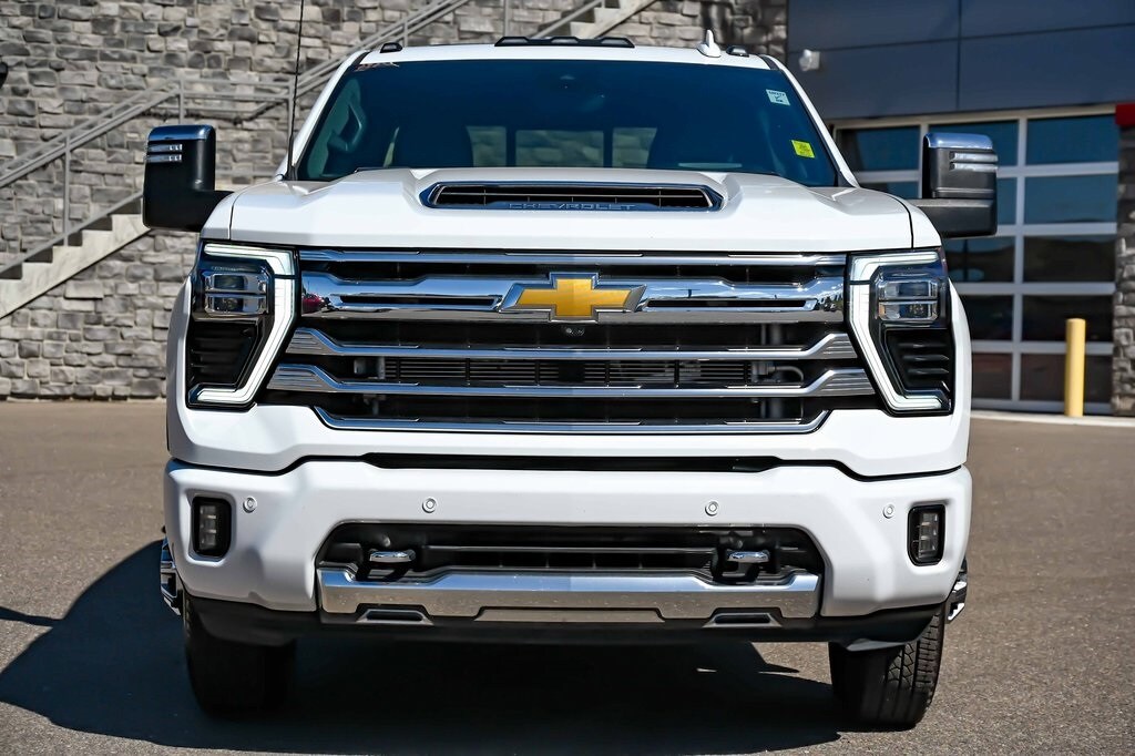 2024 Chevrolet Silverado 3500HD High Country photo 2