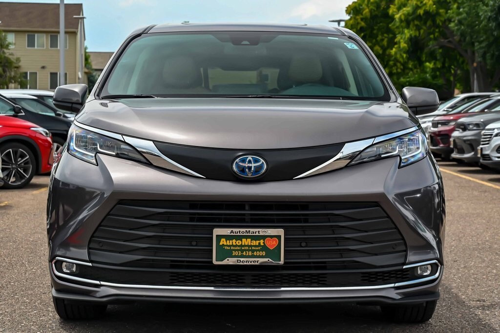 2023 Toyota Sienna XLE photo 2