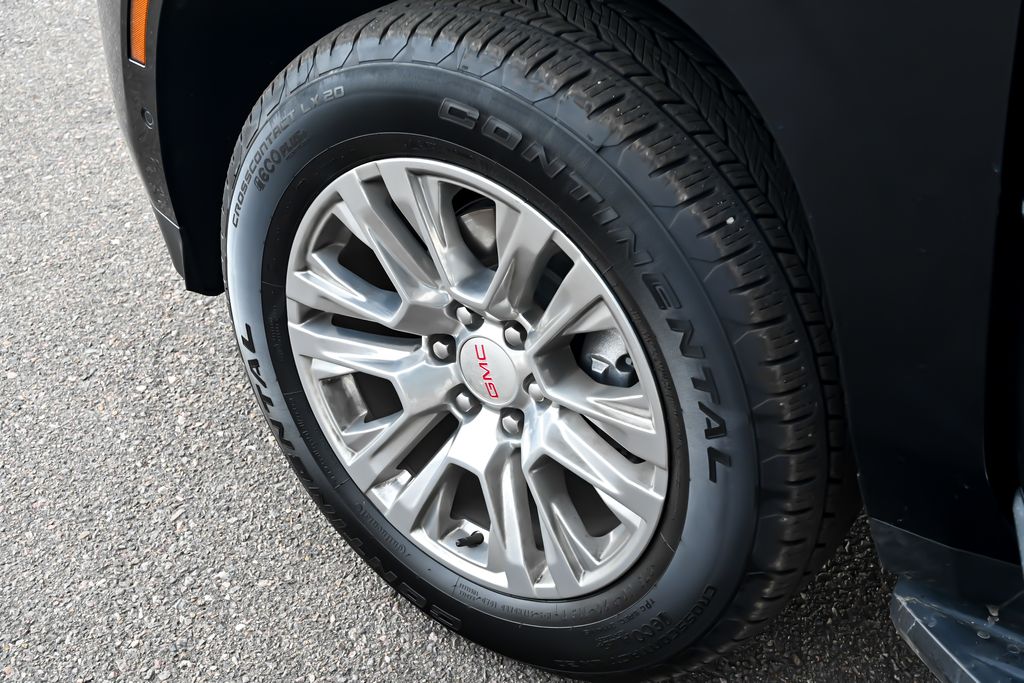 2025 GMC Yukon Denali - Photo 40
