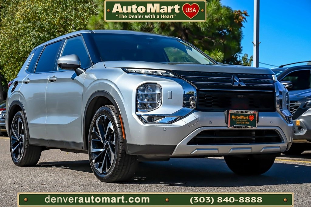 2024 Mitsubishi Outlander SE's photo