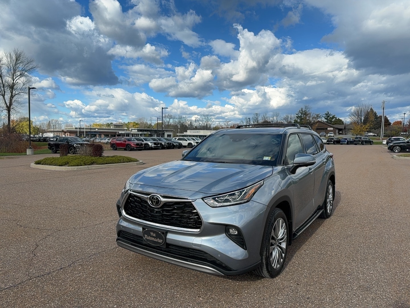 2023 Toyota Highlander Platinum's photo