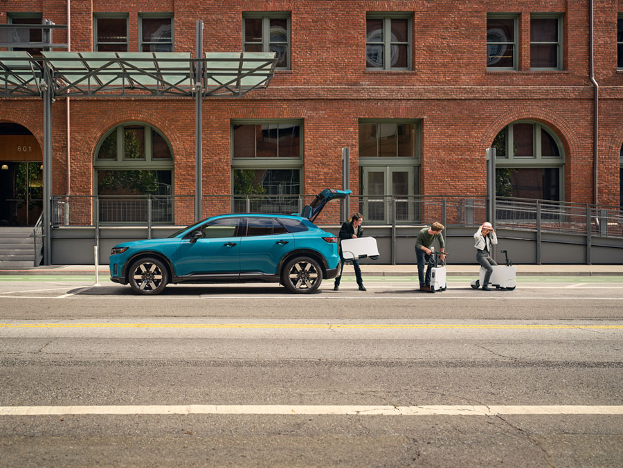 people loading trunk of Honda Prologue