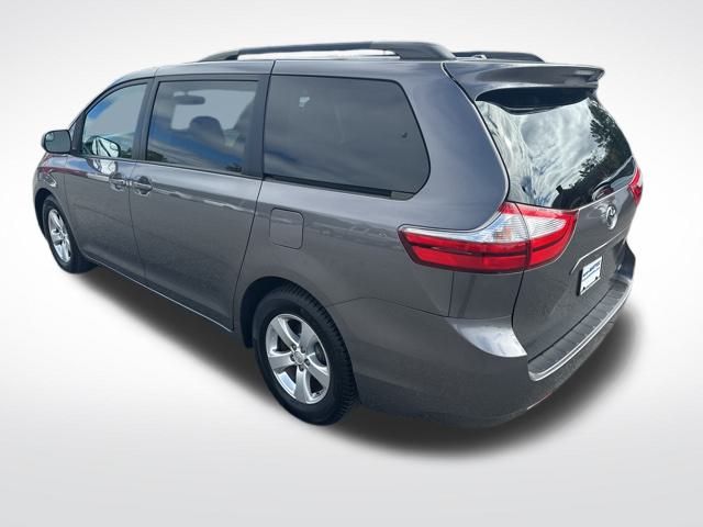 2017 Toyota Sienna LE photo 2