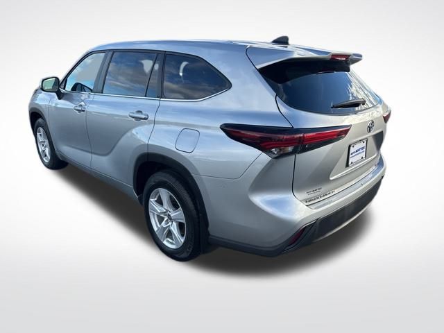 2024 Toyota Highlander LE photo 2