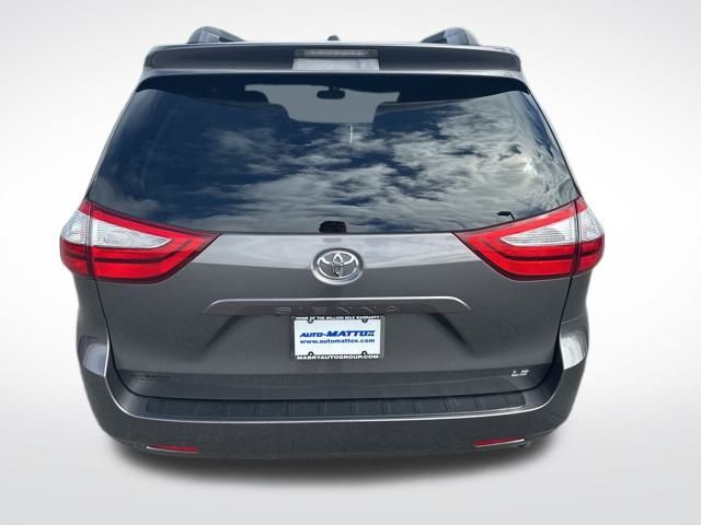 2017 Toyota Sienna LE photo 3