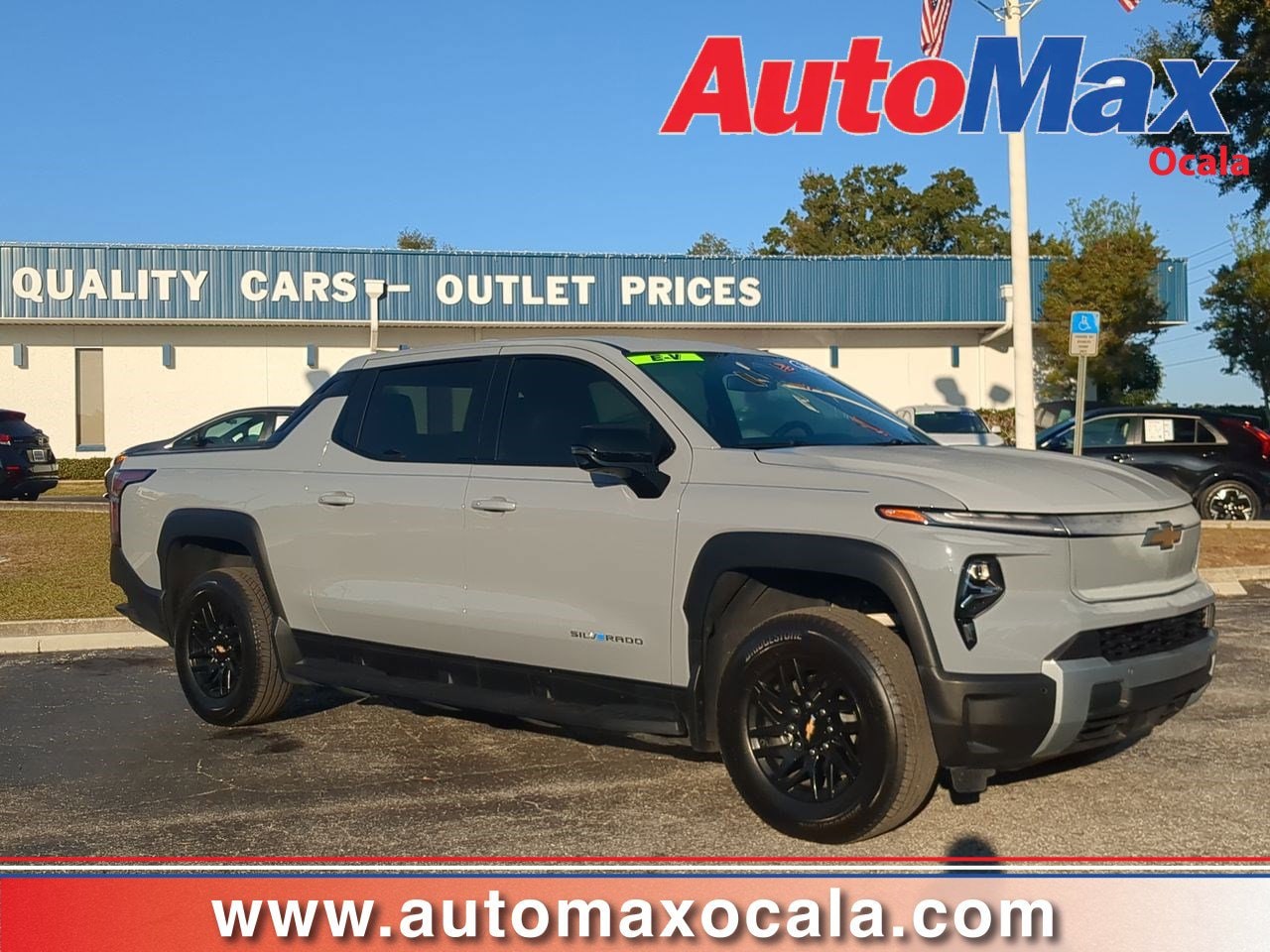 2025 Chevrolet Silverado EV LT's photo