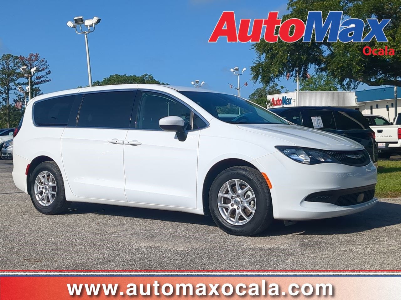 2023 Chrysler Voyager LX's photo