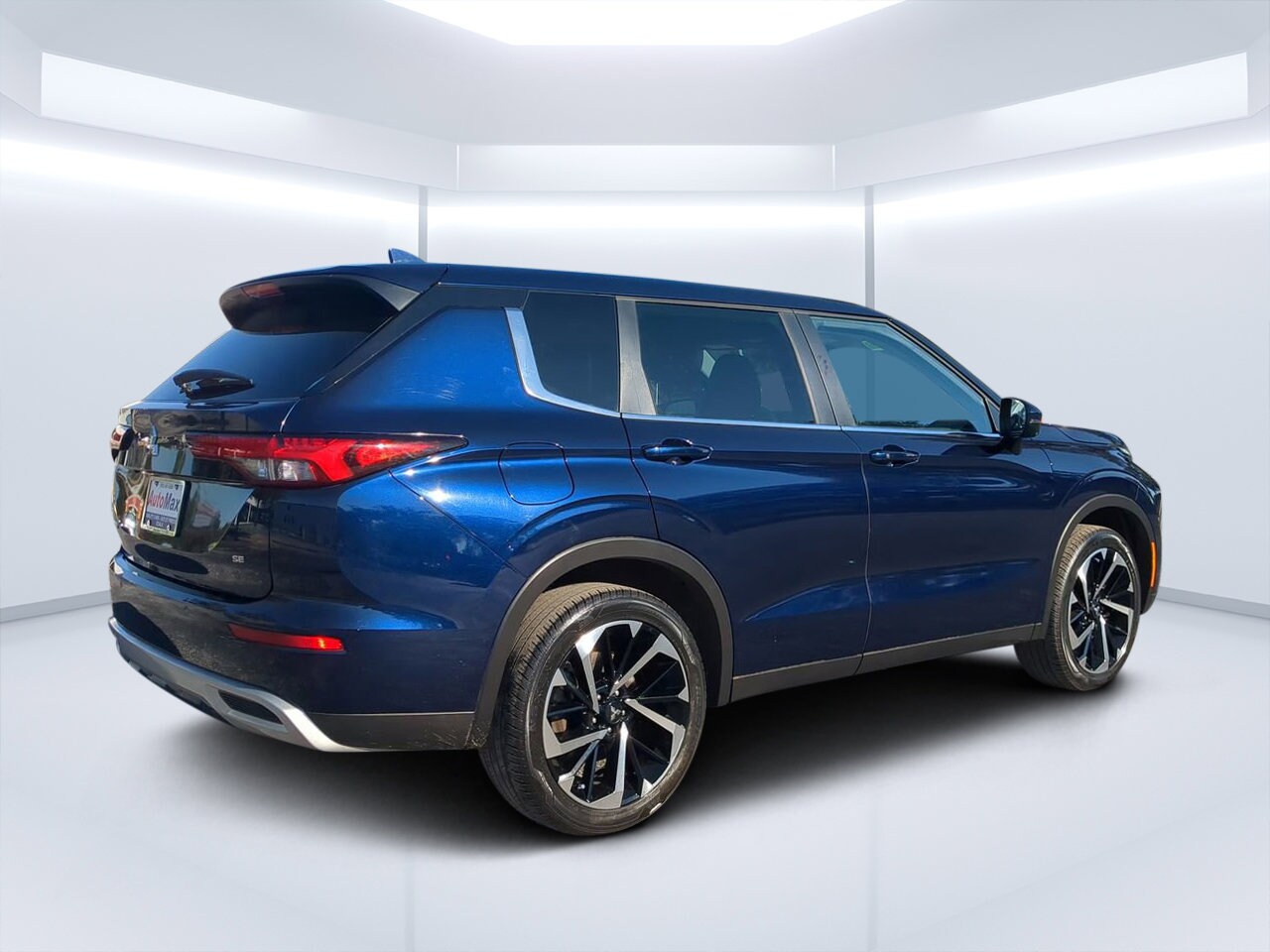 2023 Mitsubishi Outlander SE photo 3