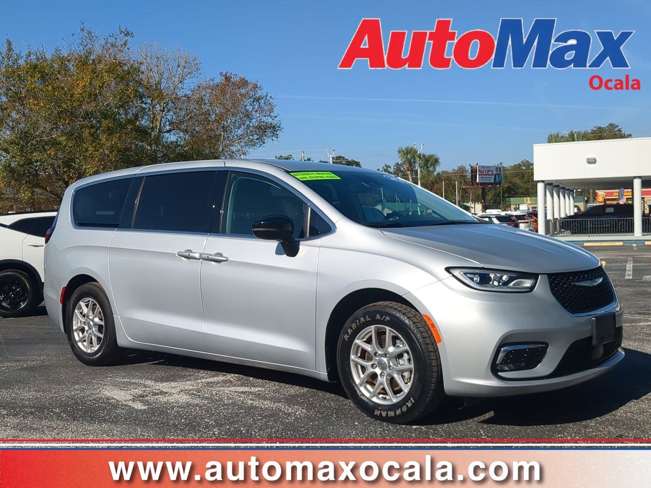 2024 Chrysler Pacifica Touring L's photo