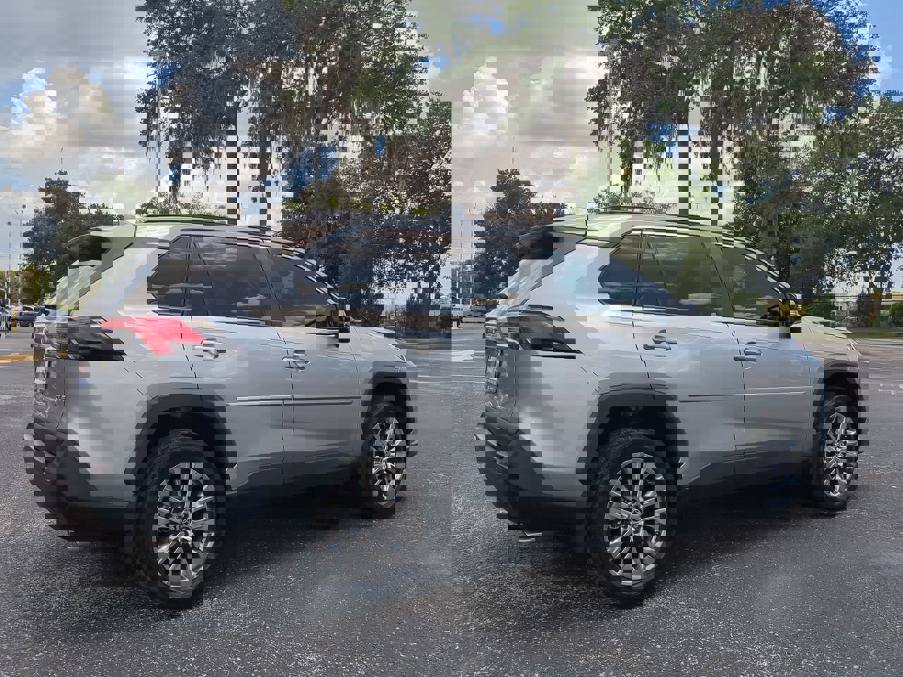 2021 Toyota RAV4 XLE Premium photo 4