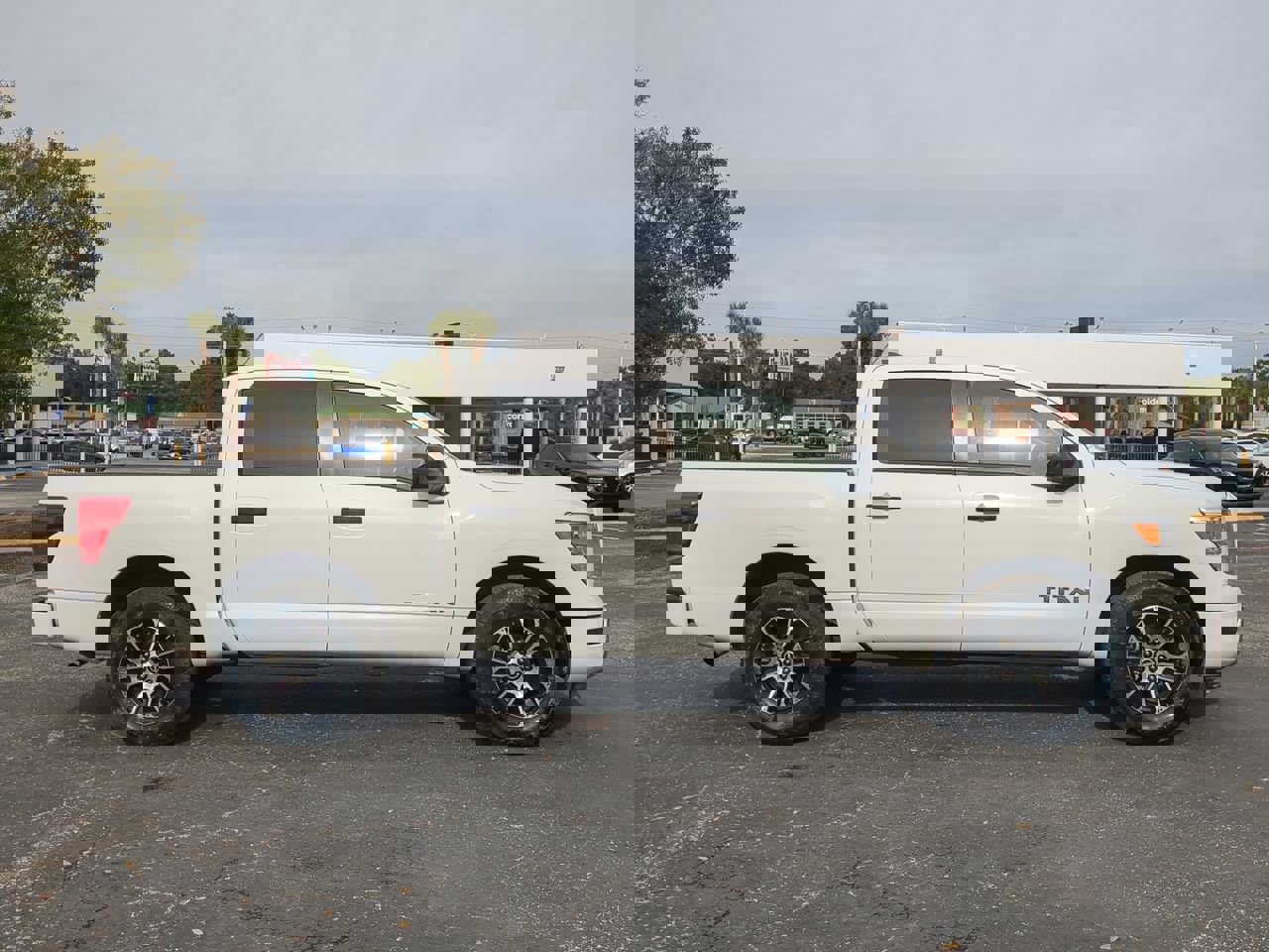 2023 Nissan Titan SV photo 3