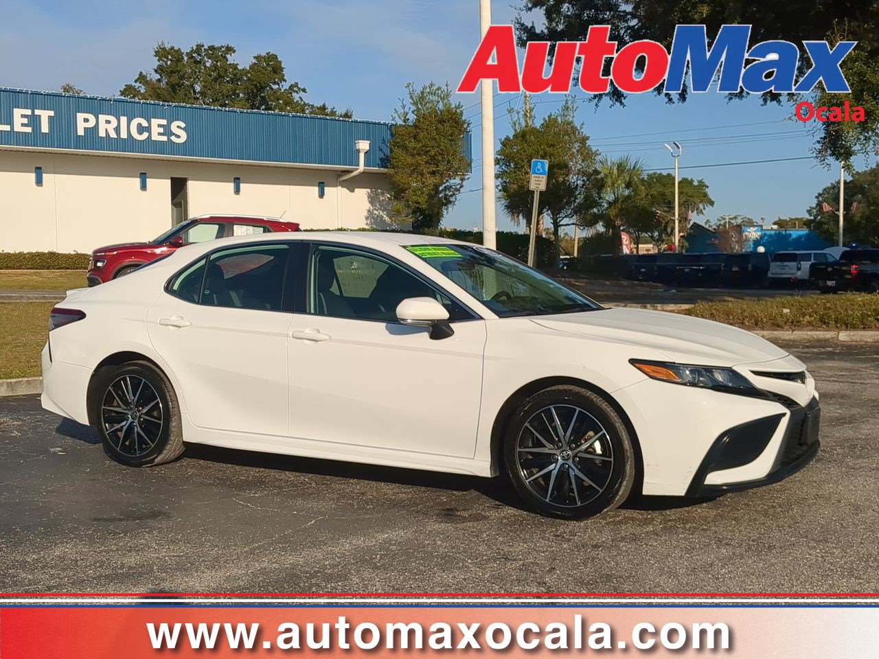 2023 Toyota Camry SE's photo